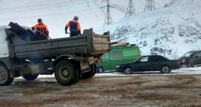 Сотрудники ДЭУ №9, 23 минтрансдора КР  вышли на очистку и подсыпку автодороги Бишкек-Ош после снегопада. 17  сентября 2020 